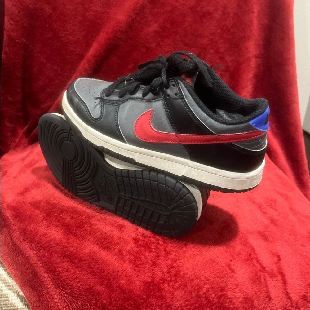 Nike - Picture 2 of 4